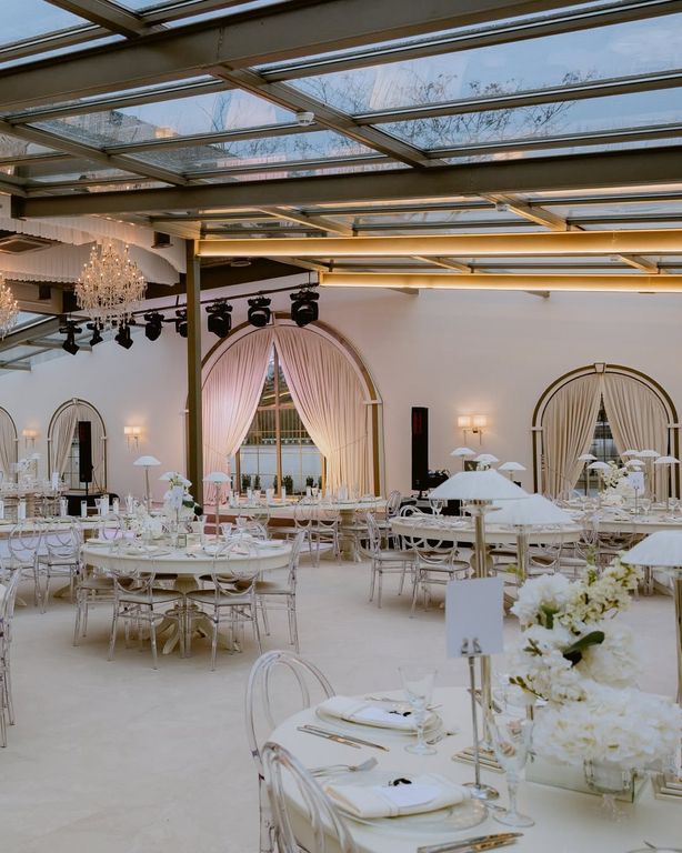 Maison Core salonunda hazırlanmış yuvarlak davet masaları
