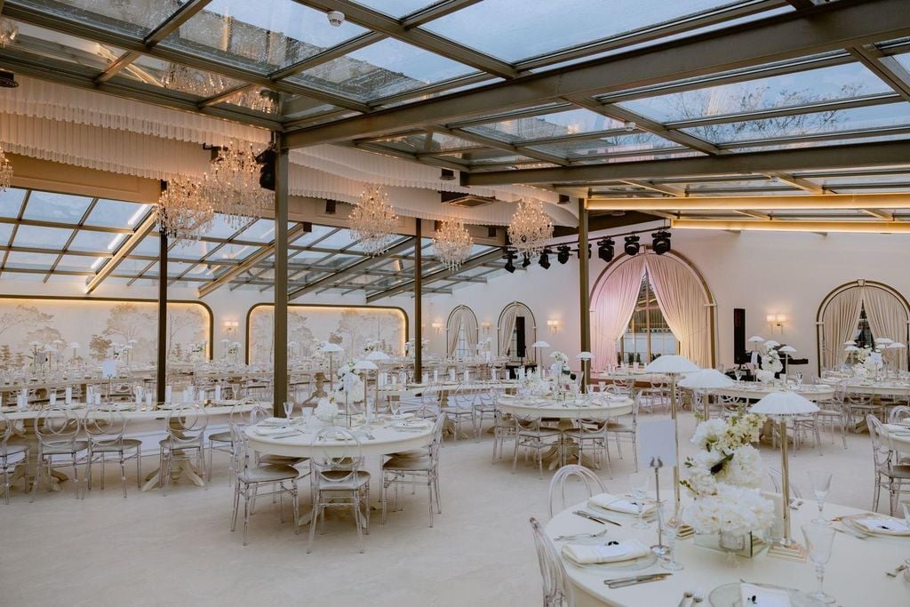 Maison Core'un cam tavanlı davet salonu